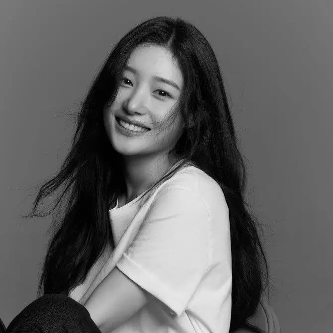 japanese woman tesitmonal whit tshirt